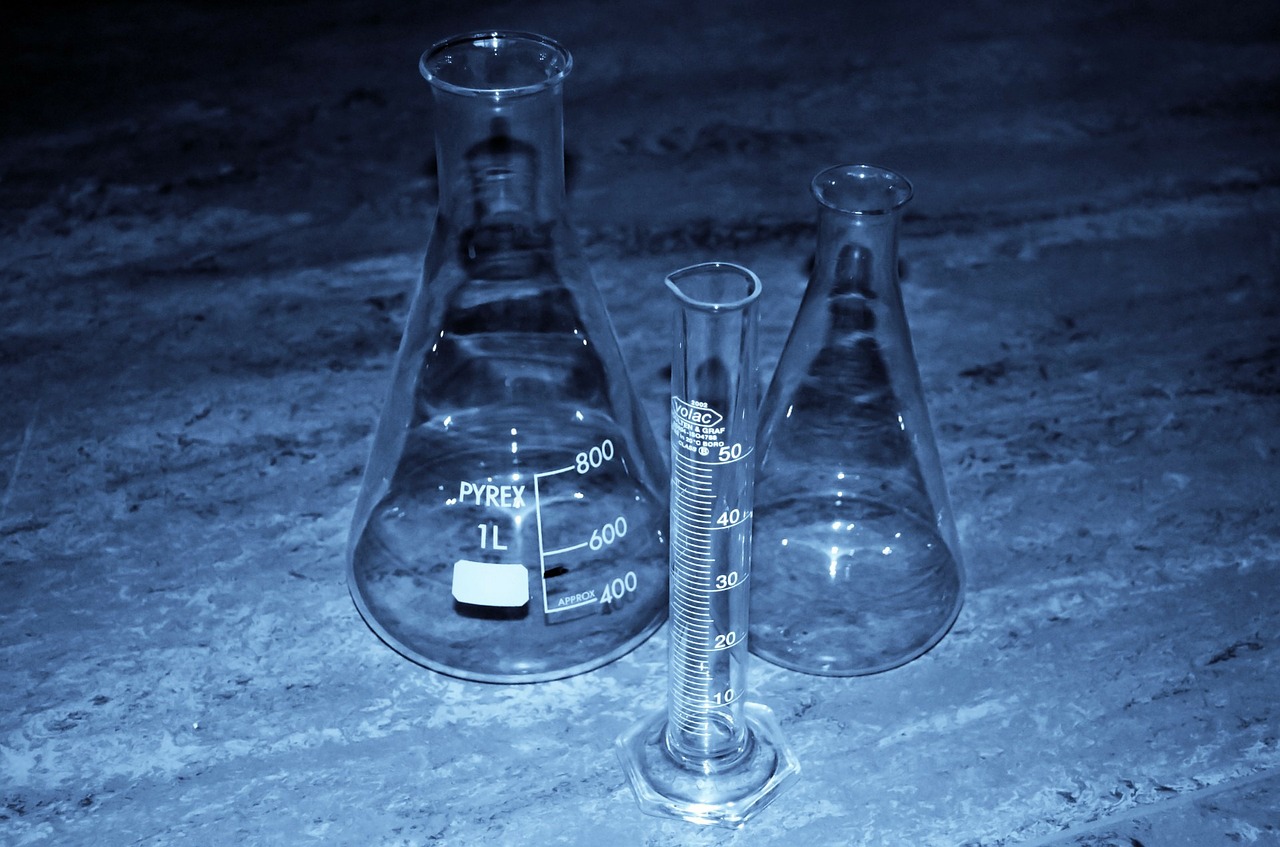 Two beakers and a graduated calendar 